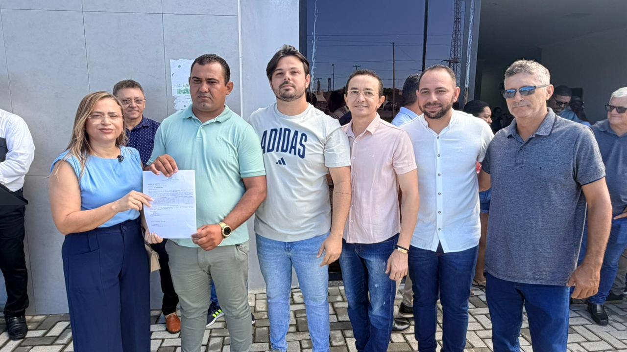 Prefeita Adeilza Soares assina ordem de serviço para construção de casas populares em São Domingos