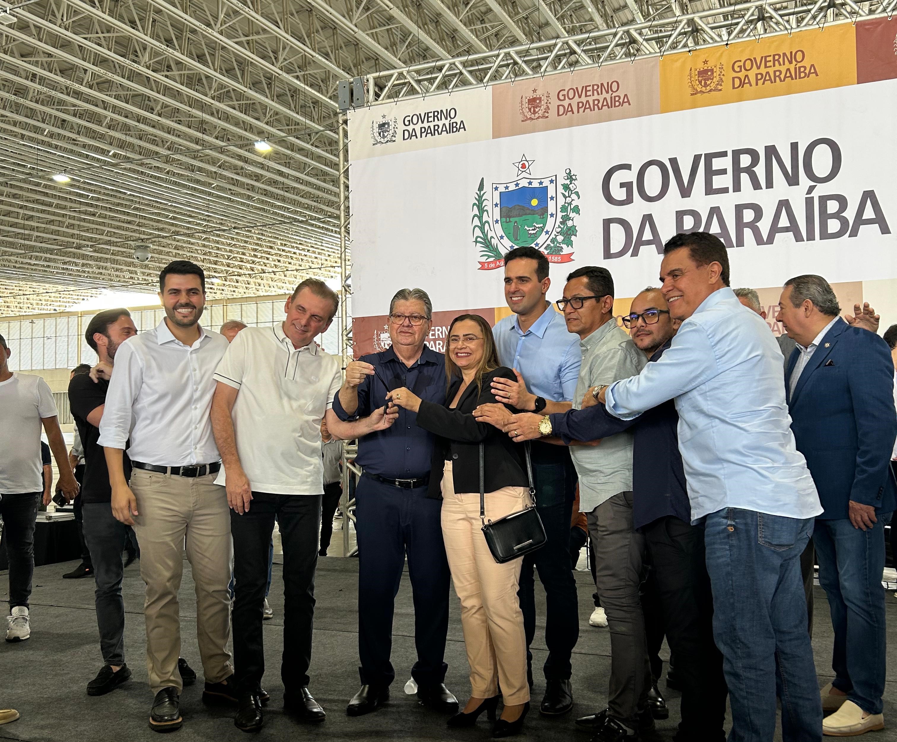 São Domingos recebe ônibus escolar zero quilômetro entregue pelo Governo da Paraíba