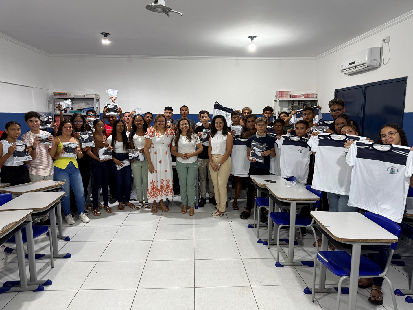 Prefeitura de São Domingos inicia entrega de fardamento e kits escolares para alunos da rede municipal