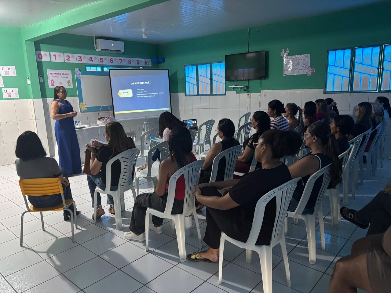Prefeitura de São Domingos promove formação com cuidadoras da rede municipal de ensino