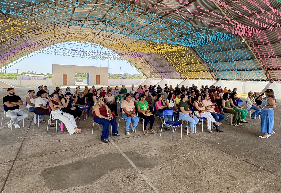 Prefeitura de São Domingos promove palestra sobre bullying com profissionais da educação