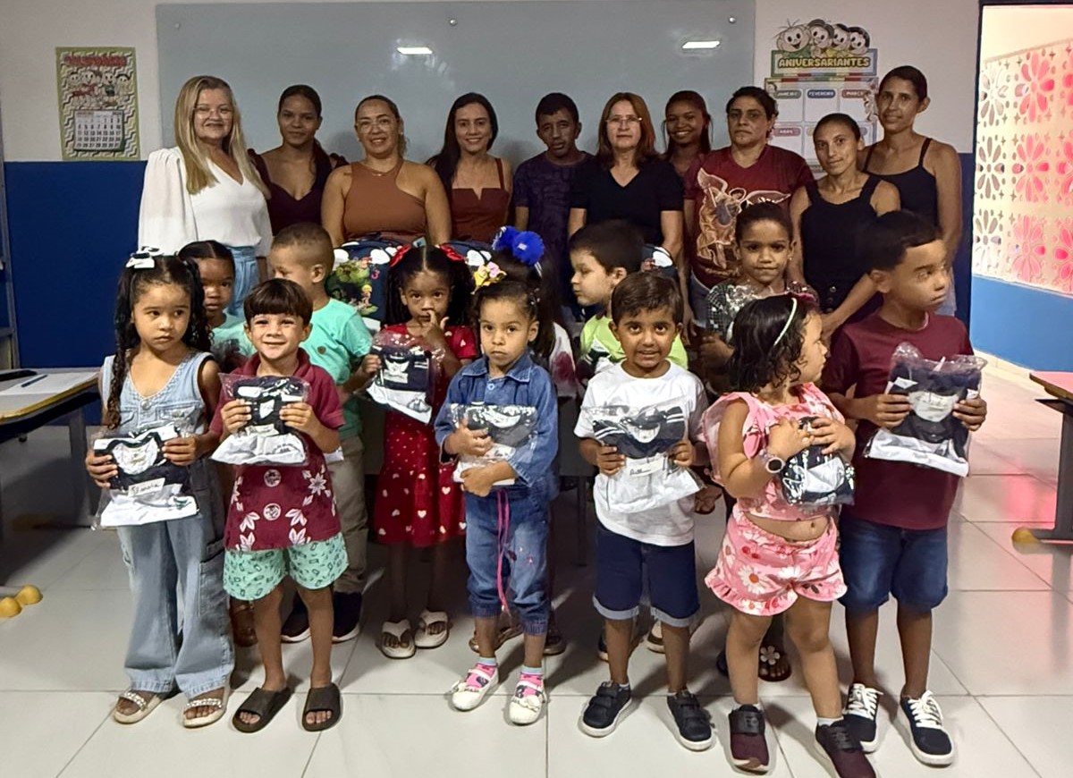 Escola Miguel Rodrigues inicia ano letivo no Distrito de Carnaúba com entrega de fardamento