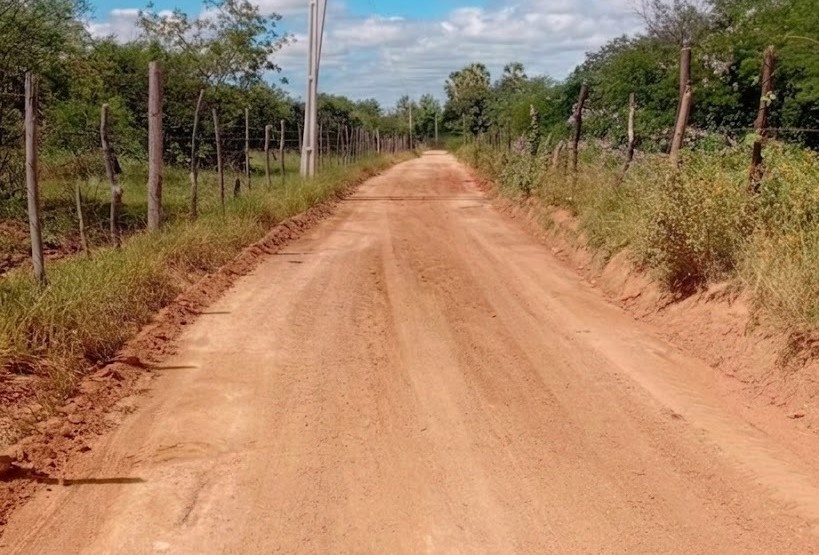 Prefeitura de São Domingos intensifica revitalização de estradas rurais e fortalece apoio ao homem do campo